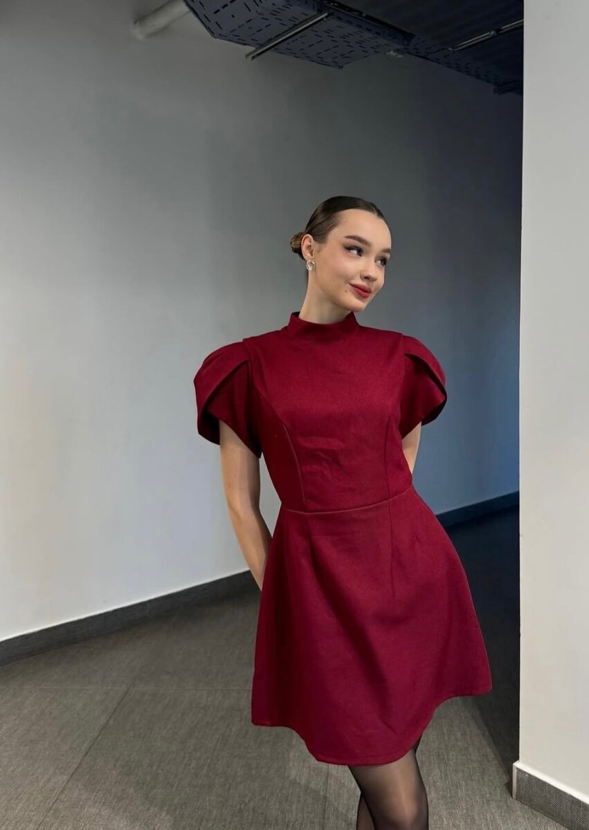 Нежное платье в бордо цвете