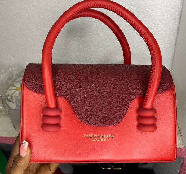 Sac à main en cuir rouge élégant