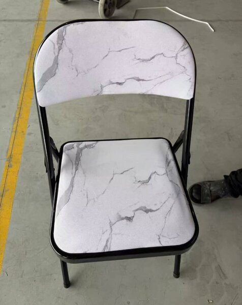 Chaise pliante marbrée