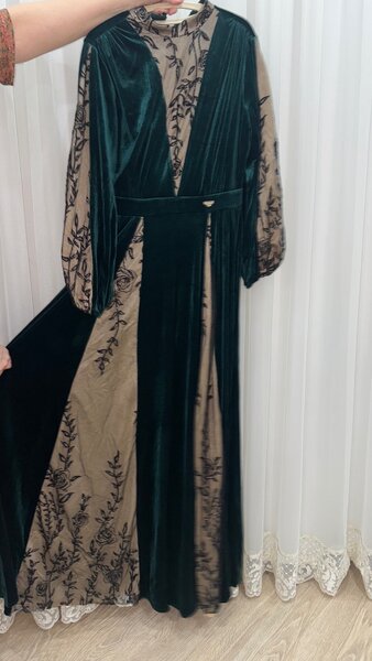 Платье Дубай один раз одевала.Покупали 10000