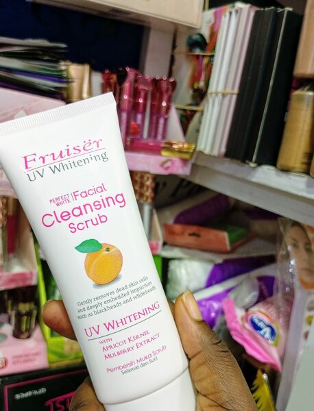 Fruisër UV Whitening facial cleansing scrub