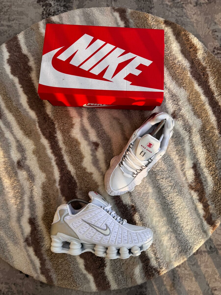 PAIRE DE NIKE NEW MODELS RARE