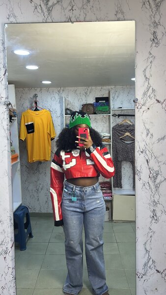 Veste courte en cuir rouge