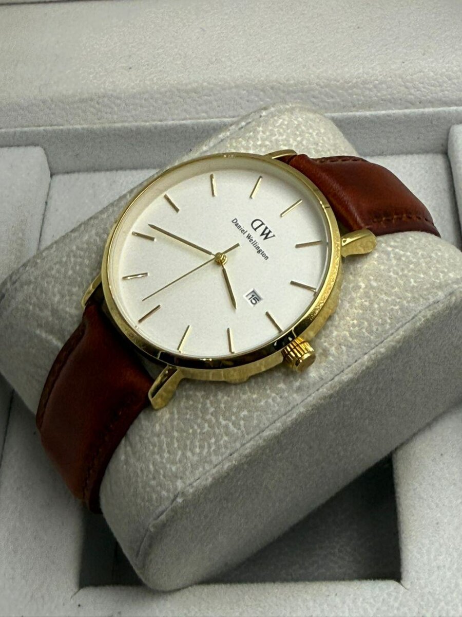 Montre élégante en cuir homme