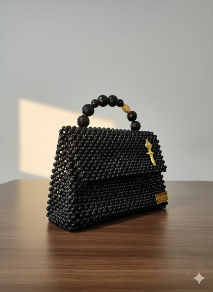 Sac à main perlé noir élégant