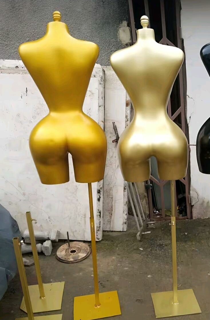 Mannequin femme dorée