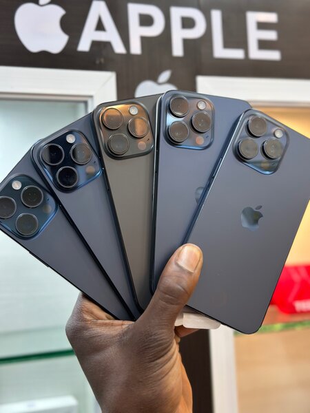 iPhone 15pro Max 256go couleur bleu avec leur carton garanti