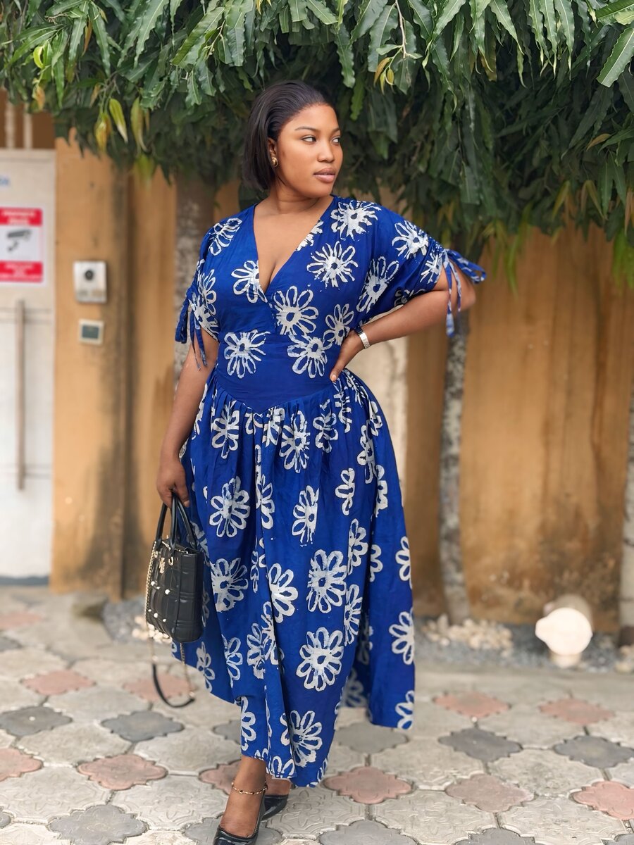 Robe fleurie élégante bleue