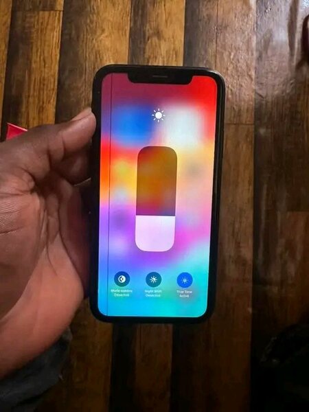 iPhone avec écran fissuré