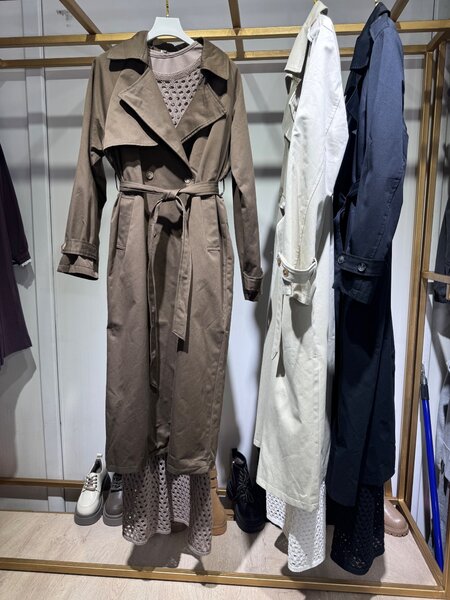 Платье и тренч