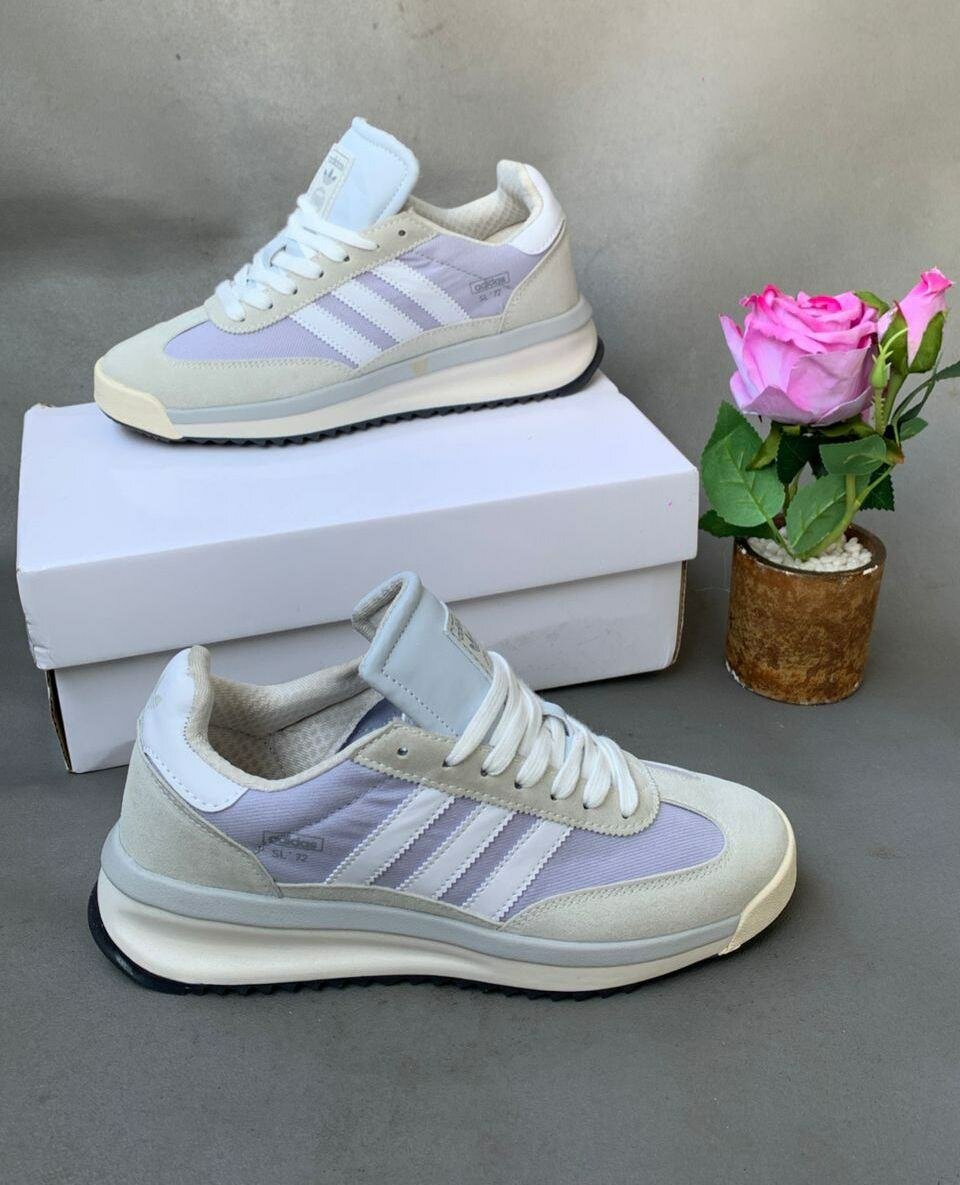 Sneakers blancs et violets
