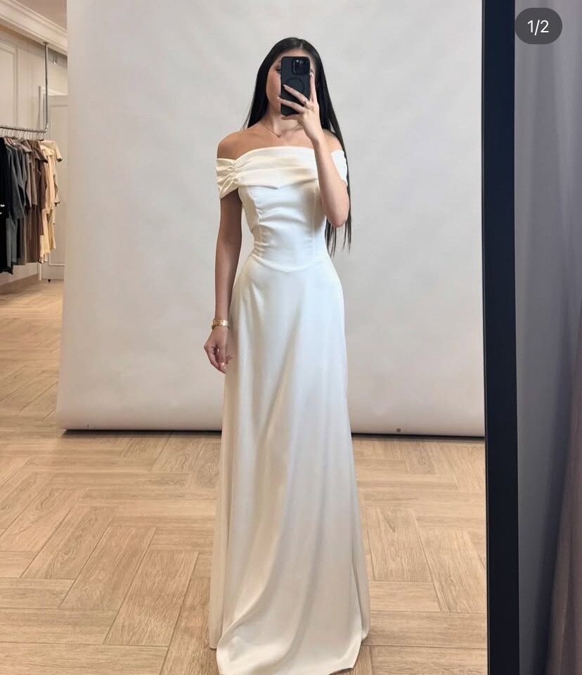 белое изящное платье , без рукавов