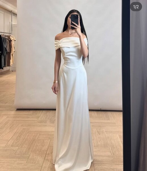 белое изящное платье , без рукавов