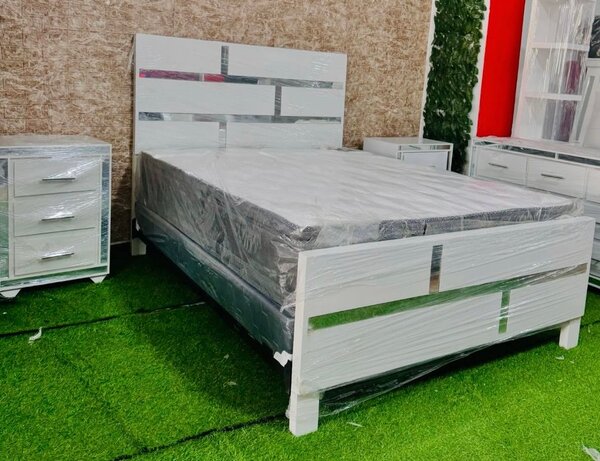 Lit moderne en bois avec tiroirs