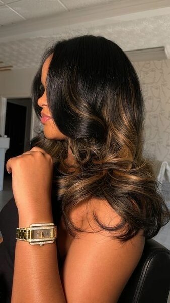 Perruque ondulée brune avec cl