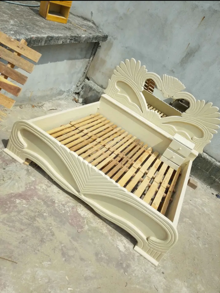 Lit Double Élégant en Bois Sculpté