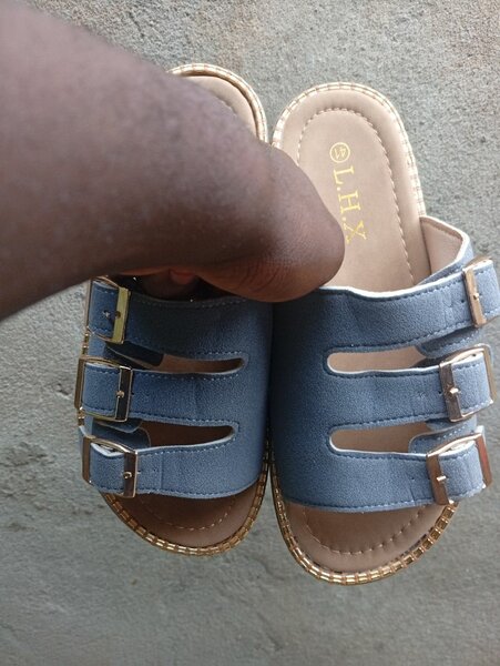 Sandales grises à boucles élégantes