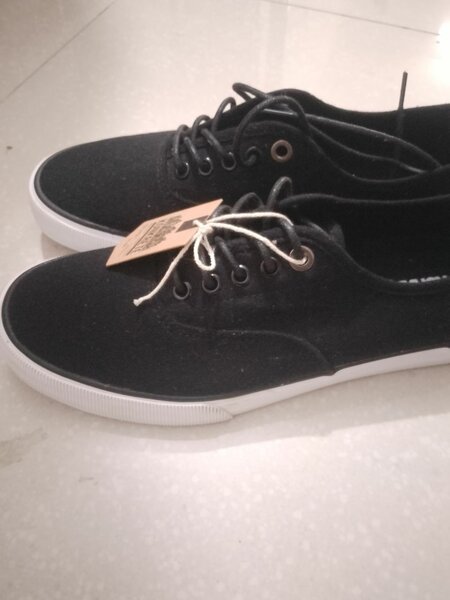 Chaussures noires en toile Konkrete