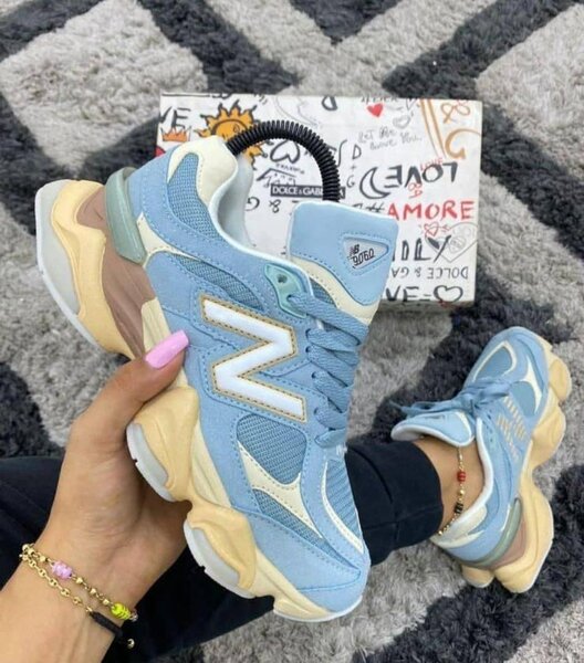 NEW BALANCE SNEAKER