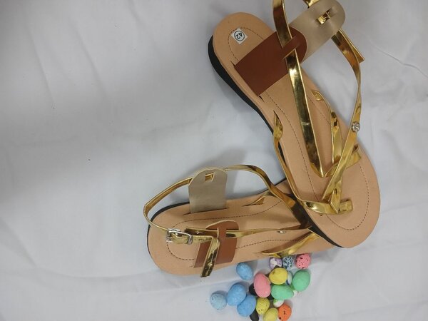 Sandales dorées élégantes femme