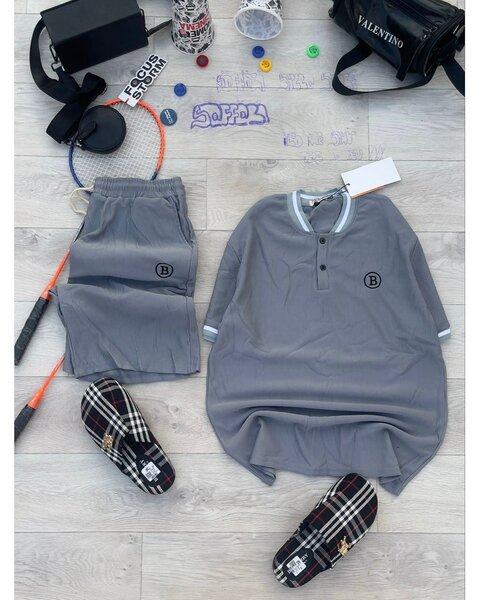 T-shirt et short assortis gris