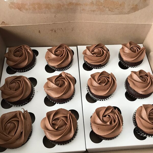 Chocolate cupcakes (12)