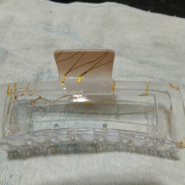 Grande pince à cheveux dorée