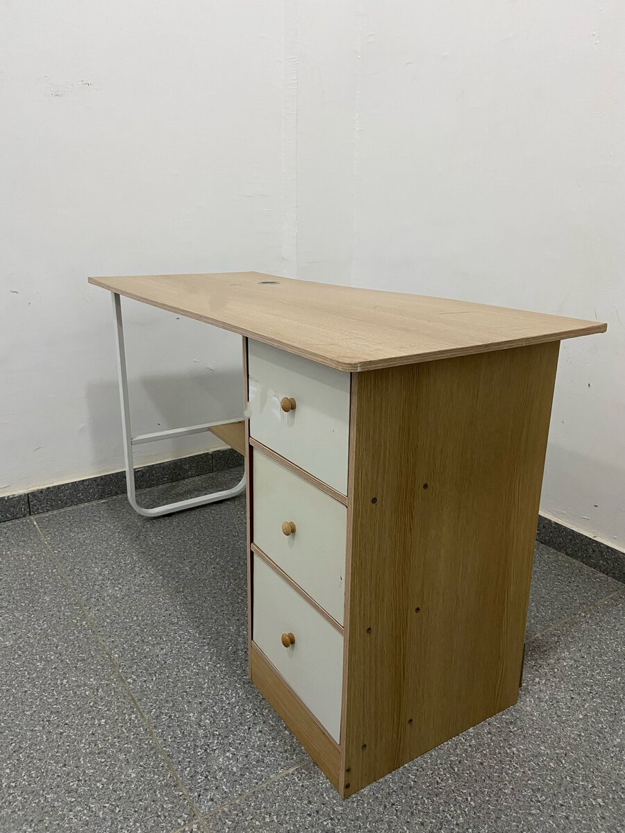 Bureau en bois avec tiroirs