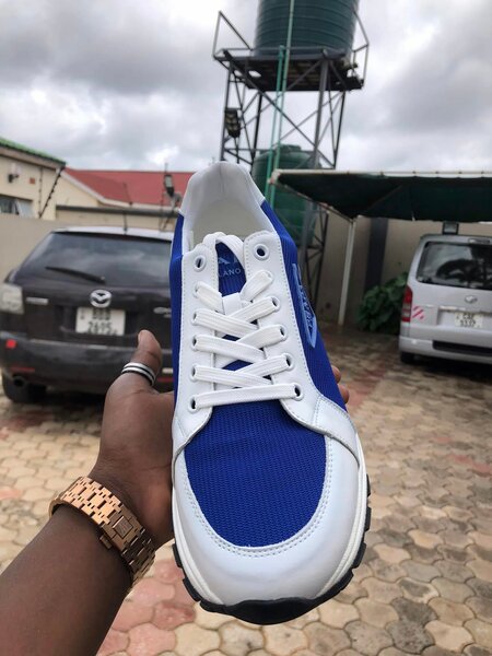 Men's sports shoes with contrasting soles