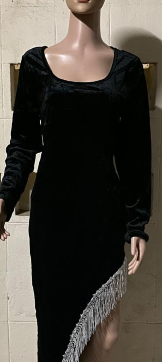 Robe noire en velours à frange