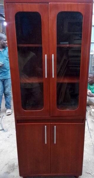 Armoire en bois vitré