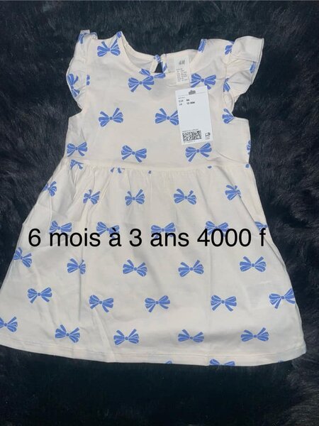 Robe blanche avec imprimé nœud