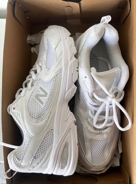 Baskets blanches en maille respirante