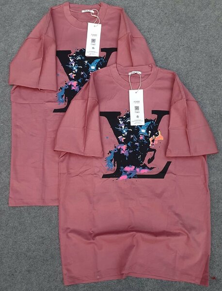 T-shirt rose à motif artistique