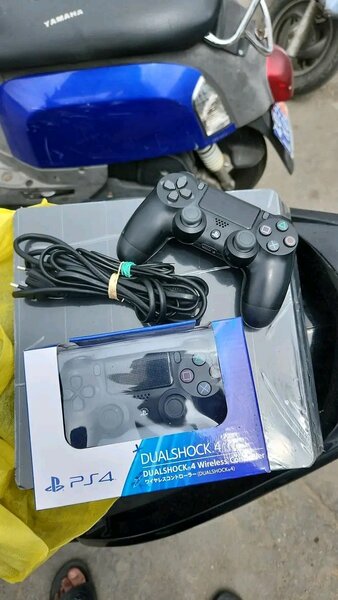 Console PS4 avec manettes