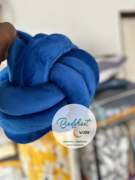 Knotted throwpillows