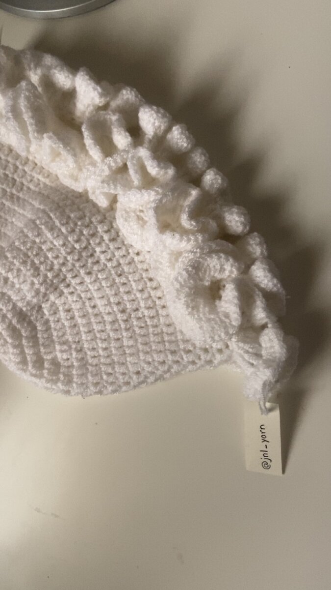 Chapeau crocheté blanc floral