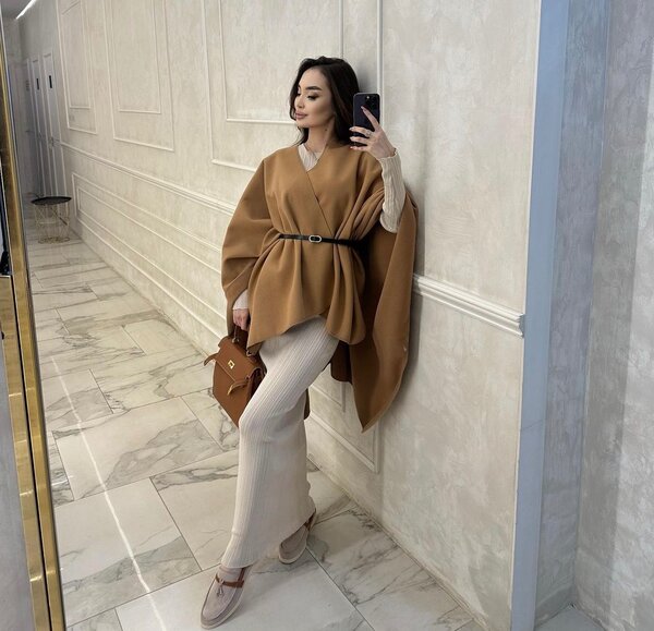 Пончо с черным ремнем