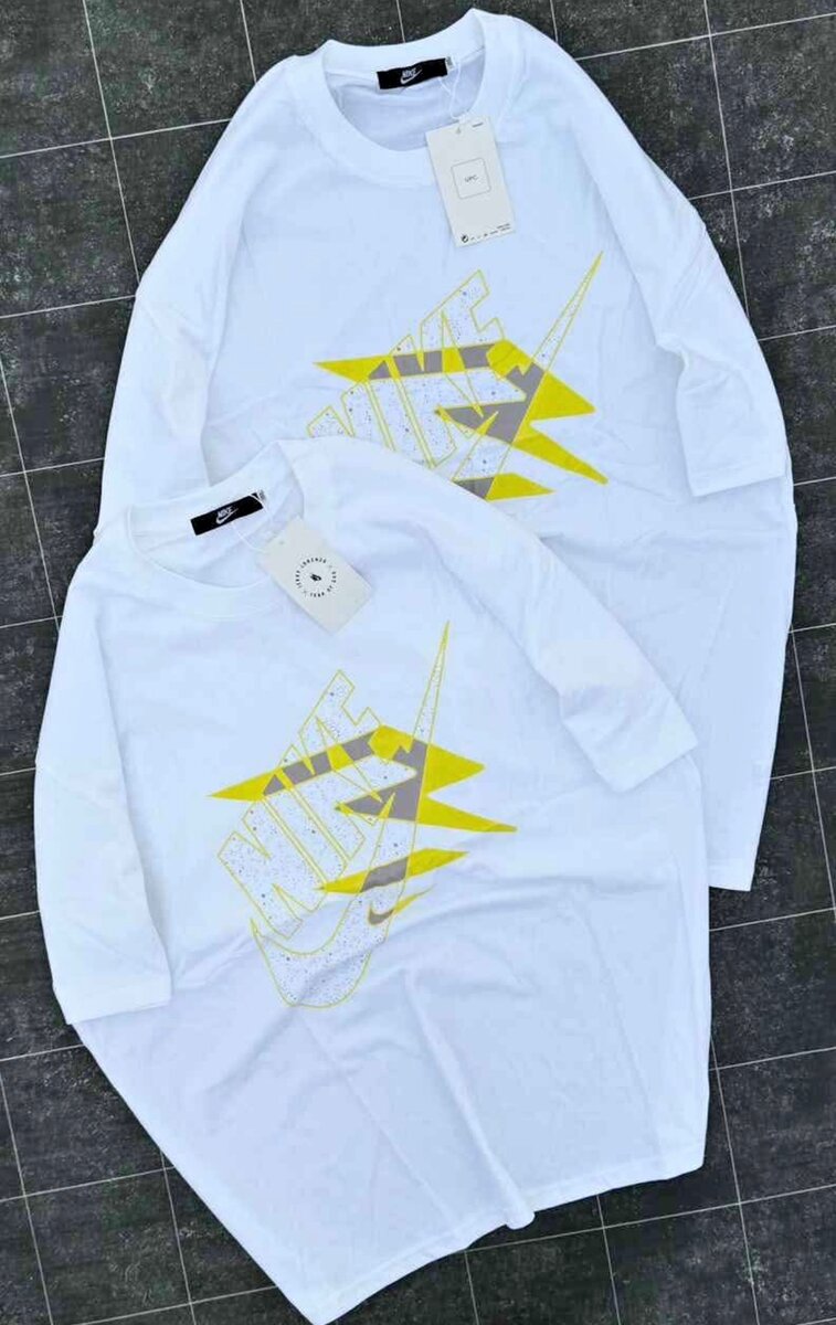 Lot de T-shirts et Casquettes