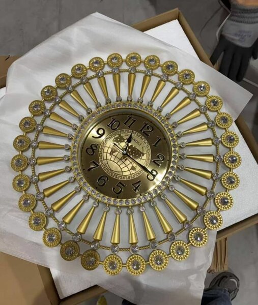 Horloge murale dorée décorative