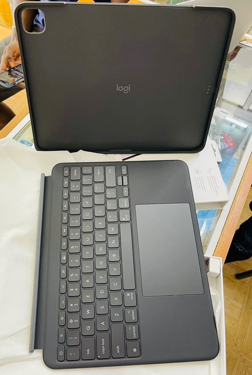 Logitech combo touch keyboard case for iPad Pro 13 (M4)