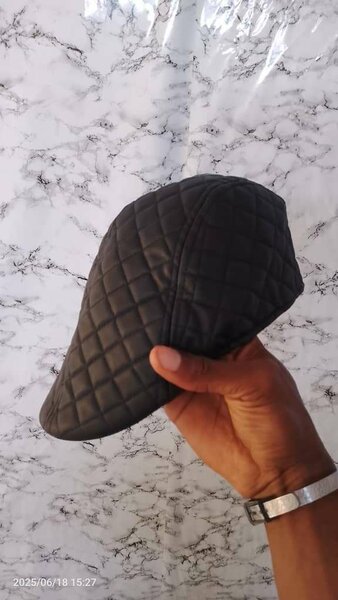 Casquette en Cuir Matelassé Élégante