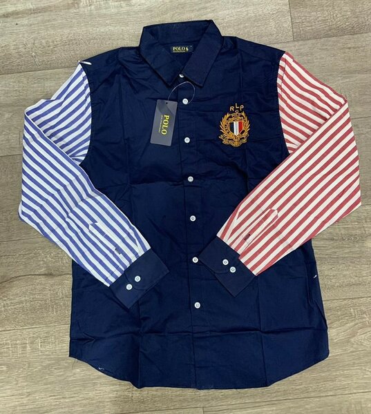 Polo bleu à manches rayées