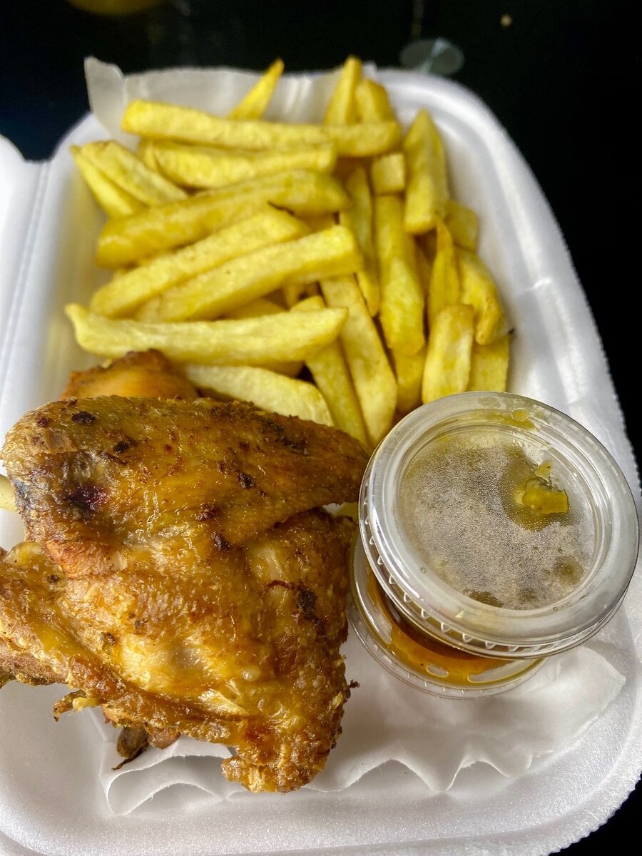 Poulet rôti avec frites et sauce