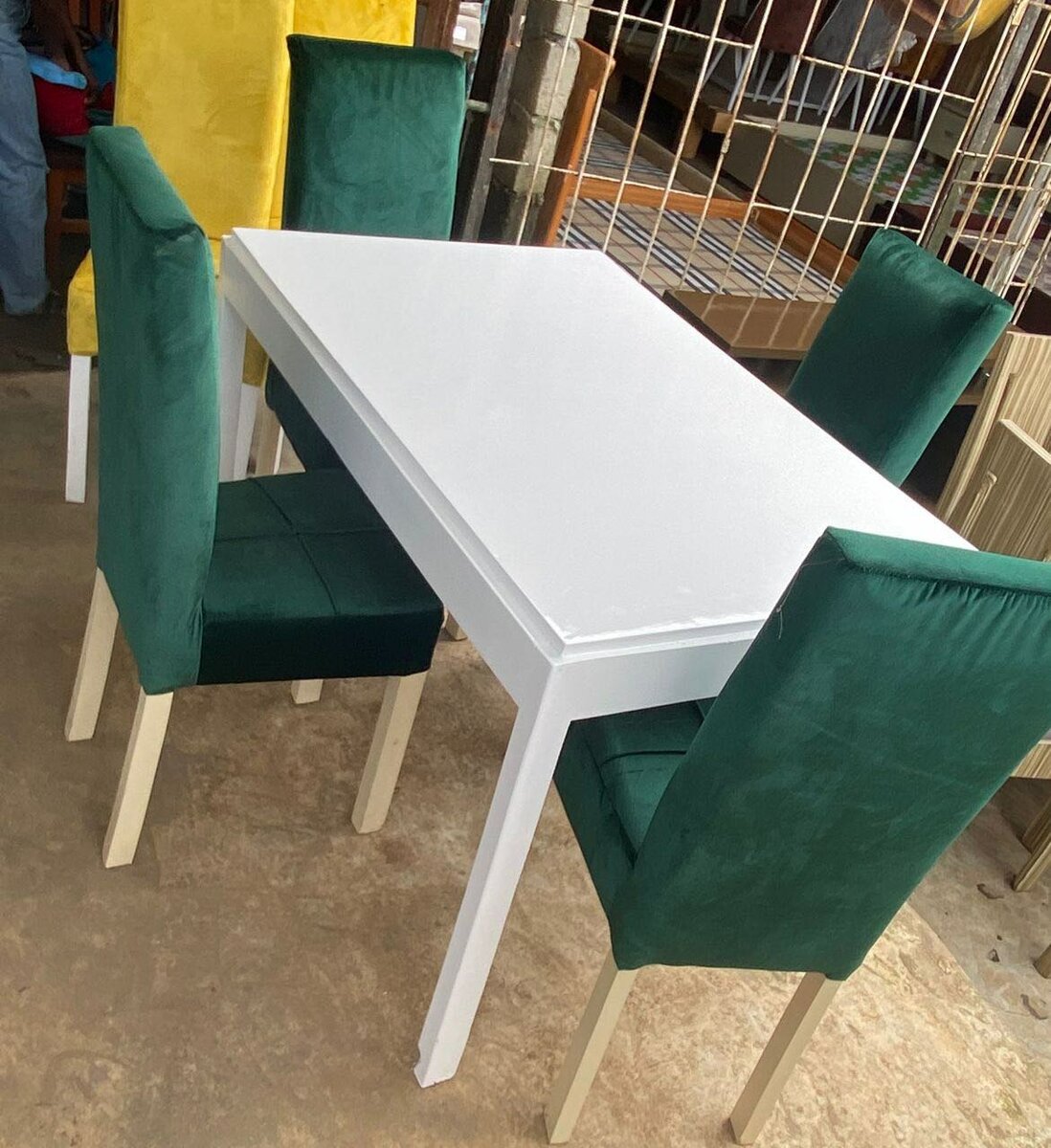 Table à manger de 4 chaises