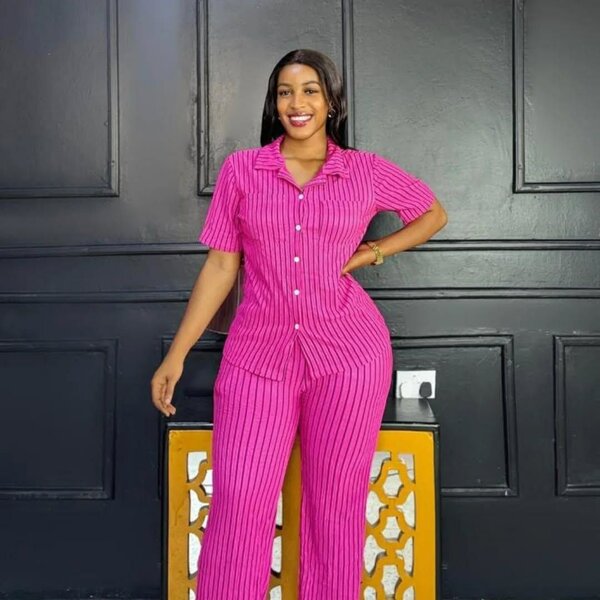 Tenue rayée décontractée