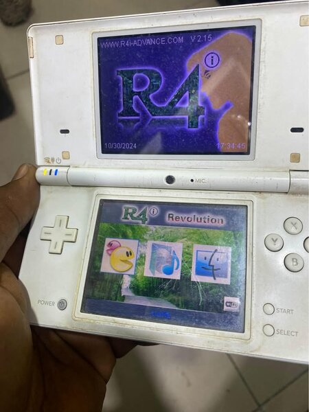 En vente jeux électronique NITENDO DSi avec jeux dedans mémoire 8GB et le chargeur