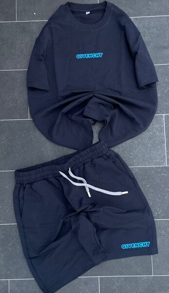 Ensemble T-shirt et short noir