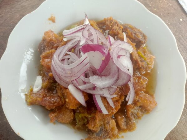 Porc épicé avec oignons frais