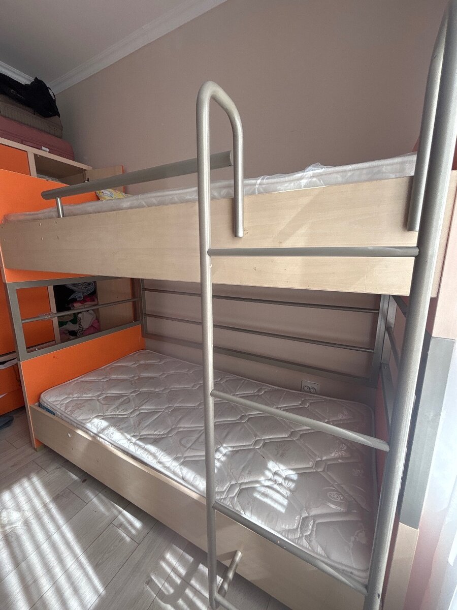 Istikbal книжный шкаф и парта еще